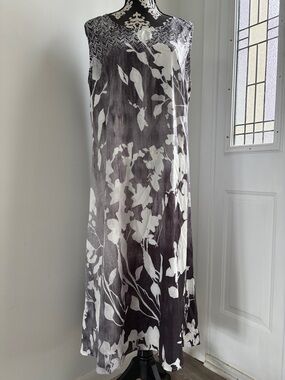 Sleeveless Floral Artwork A-Line Maxi Dress in Black & White XL. NWT